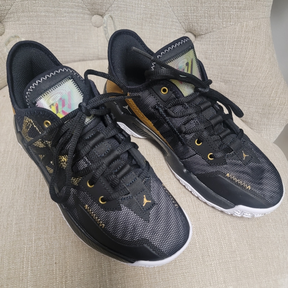 Jordan kids size 6, nearly brand new sneakers. Black and gold.